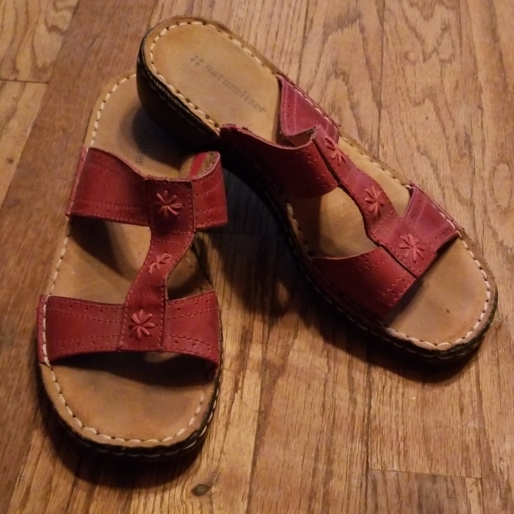 Women's 8.5 red naturalizer sandal